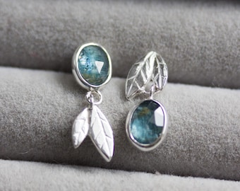 Boucles d'oreilles asymétriques avec pierres de cyanite mousse, argent sterling