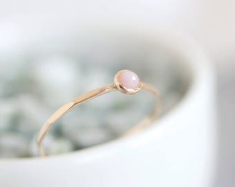 Anello con opale rosa - anello sottile impilabile con opale rosa sfaccettato, argento sterling o oro