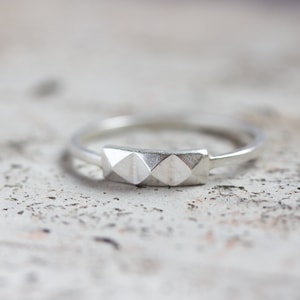 Geometric ring with 3 pyramids - modern, minimalistic ring