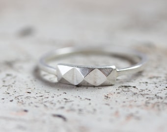 Geometrischer Ring mit 3 Pyramiden - moderner, minimalistischer Ring