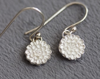 Dangle earrings with silver dahlia flowers