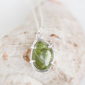 Peridot-Halskette, Halskette aus Sterlingsilber mit getrommeltem grünen Peridot