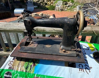 Singer Sewing Machine, very solid, Great old time look, Just like grandma used, sewing machine only, Does not work