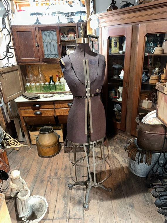 dress mannequin Antique Victorian Early 1900s Form Mannequin, 6' Height Adjustable.measurements: Height is Adjustable From Approximately 58” Language:Norsk week42025 weighs 6.05 lbs V Neck Overall Dress Sketch