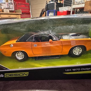 Maisto 1:24 Scale 1970 Dodge Challenger R/T Coupe Diecast Vehicle in Orange and Black
