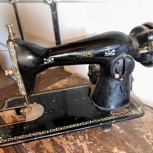 Singer Mfg Co Sewing Machine only, no table and stand, very solid, Great old time look, Just like grandma used