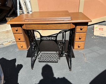 Singer Mfg Co Sewing Machine, table and stand, very solid, Great old time look, Just like grandma used, see shipping info in desc