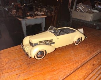 1937 Cord 812 die-cast replica 1/24 Franklin Mint