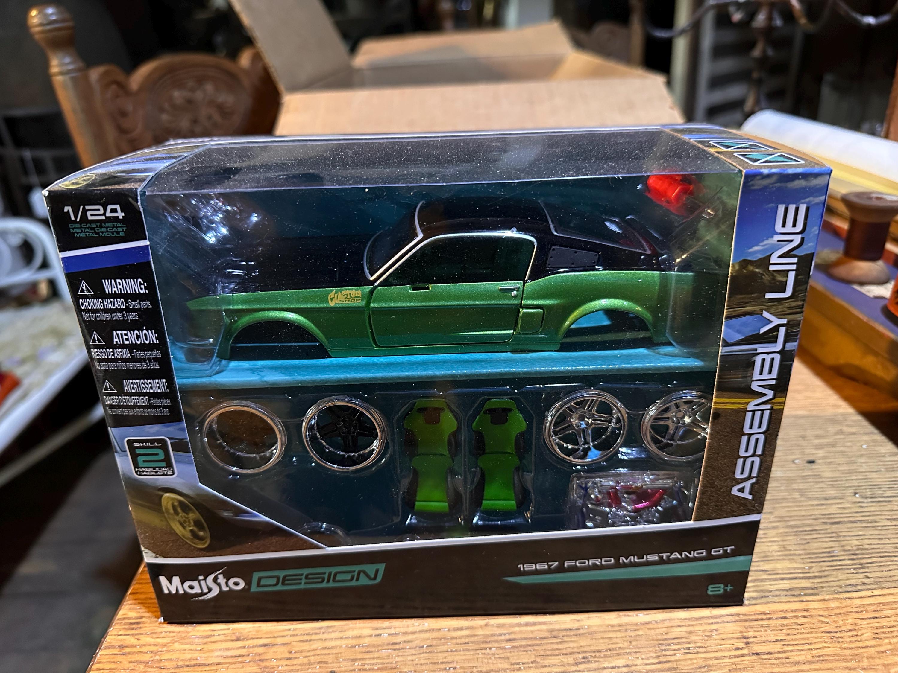 Maisto 1/24 Scale Model Kit 39094 - 1967 Ford Mustang GT - Black