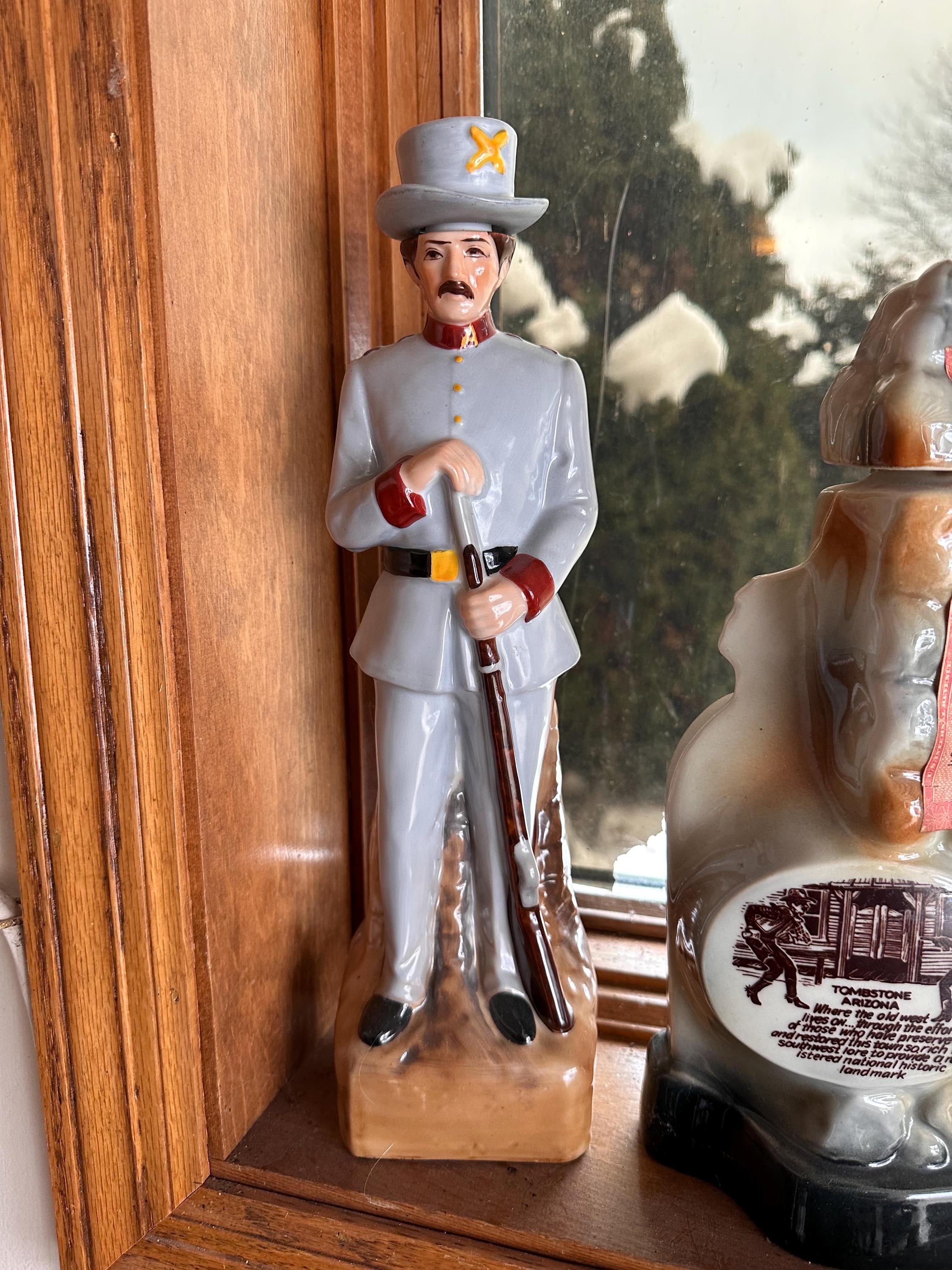 Kentucky Gentleman 1969 Confederate Soldier Barton Distillery  display picture 1