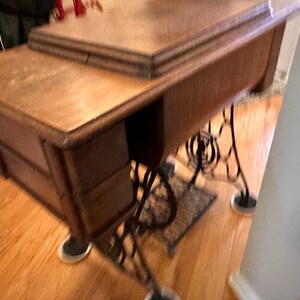 Singer Mfg Co Sewing Machine, table and stand, very solid, Great old time look, Just like grandma used, see shipping info in desc image 6