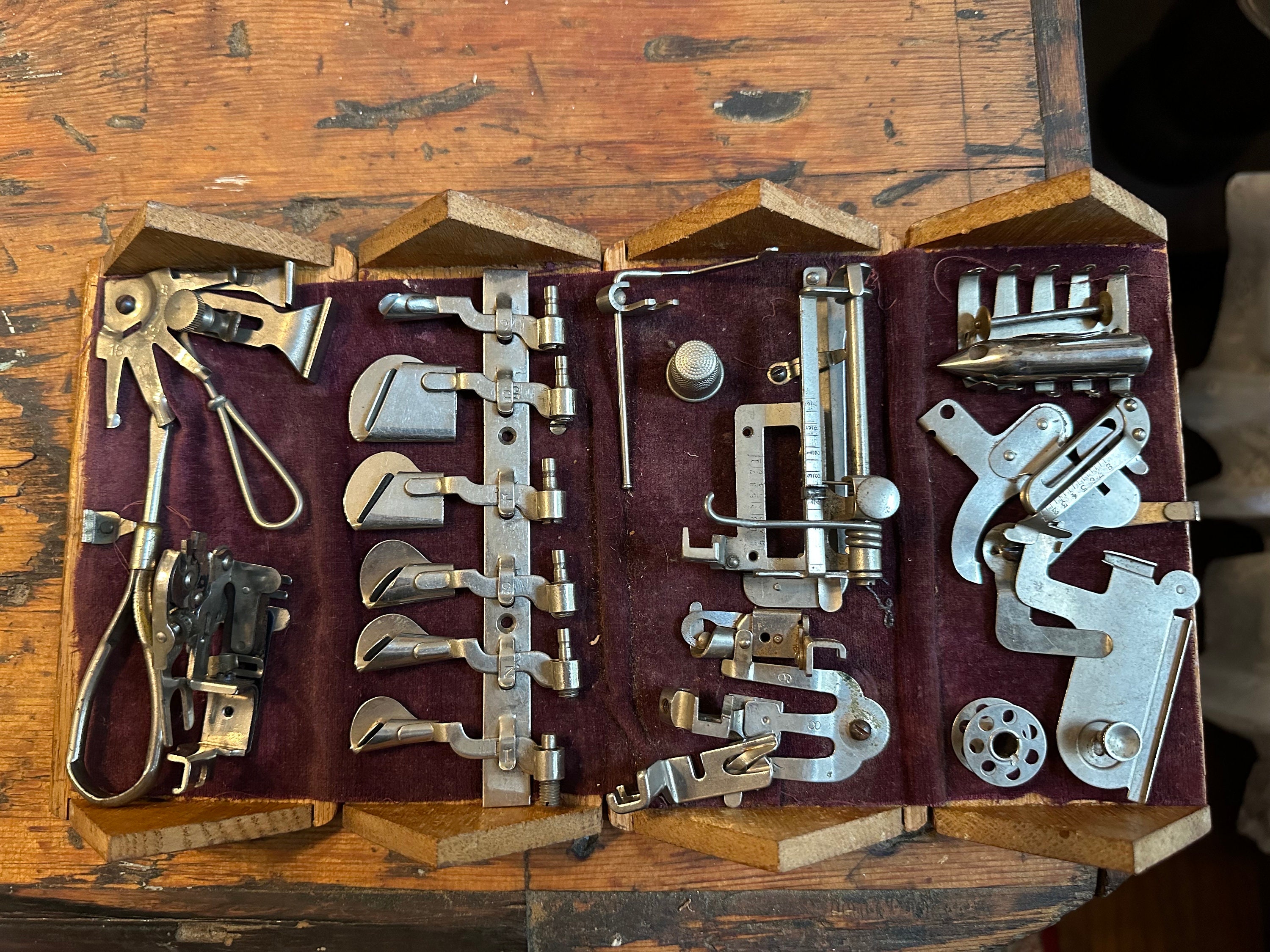 古道具　工具オブジェ　銅板木箱 レジン Antique Singer Puzzle Box Assorted Attachments and Bobbin