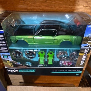Maisto 1/24 Scale Model Kit 39094 - 1967 Ford Mustang GT - Black And Green