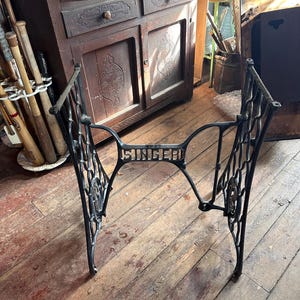Antique Singer Mfg Co. Sewing Machine Cast Iron Base only, No Treddle, Great Shape, see shipping details in description, 28”T, 21”W 16”D