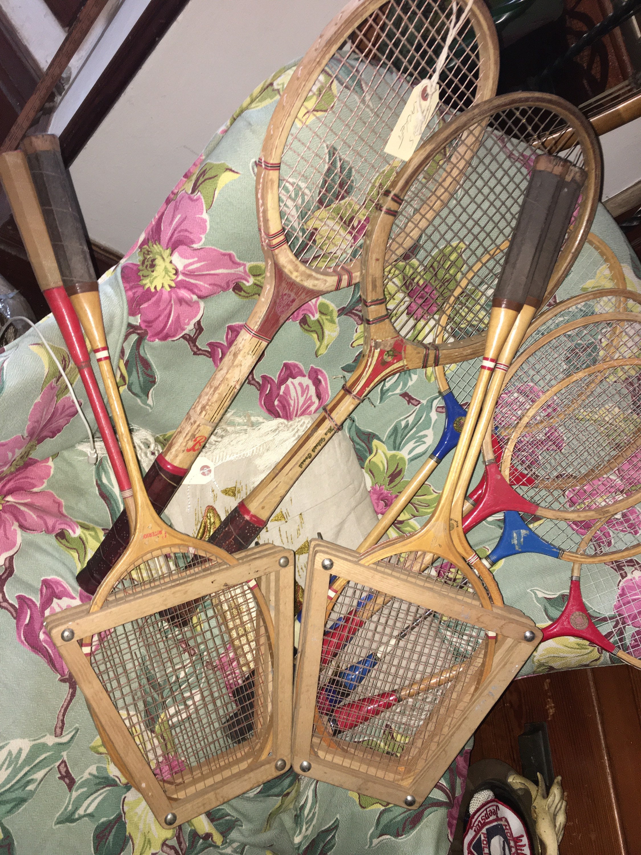 Paire d'anciennes raquettes de badminton Aéroplane - bois et métal - Années 60 - France Paire d'anciennes raquettes de badminton Aéroplane - bois et métal - Années 60 - France