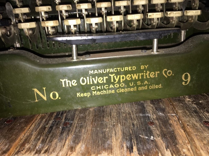 Antique Typewriter ~ Oliver No 9 ~ Bat Wing Keys **** Brilliant Typewriter **** With Original Metal and Wood Case