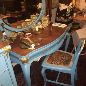 Vintage Beautiful 1940's Vanity, Lots of Charm, Beautiful Mirror With Chair, see description area for shipping details