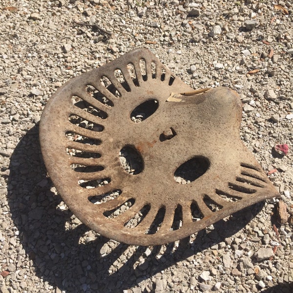 Siège de tracteur antique en fonte, siège de chaise industrielle, récupération d'antiquités, siège de bar, outil agricole, pour une pièce unique