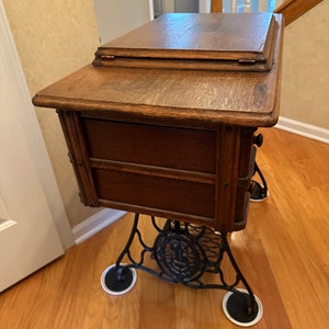 Singer Mfg Co Sewing Machine, table and stand, very solid, Great old time look, Just like grandma used, see shipping info in desc image 4