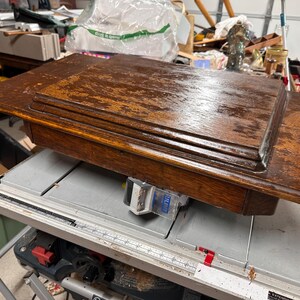 Antieke Singer Mfg Co. naaimachine. Alleen het houten bovenblad, geen naaimachine, geen onderstel, geen lades. Zie de verzenddetails in de beschrijving.