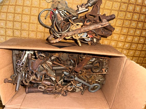 Set of 10 Antique Rusty Keys, Various Types/Style… - image 2