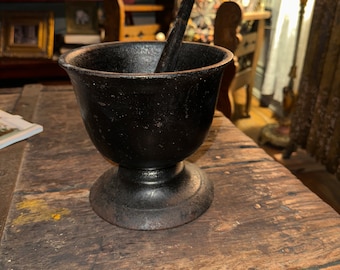 Ancien mortier et pilon en fonte pharmacie apothicaire cuisine du comté d'environ 7 po. de haut et de diamètre, années 1800, marqué « T »