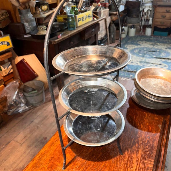 Soporte para tartas/platos de 3 niveles de estilo antiguo para cocina. Incluye moldes para tartas, pero pueden variar.