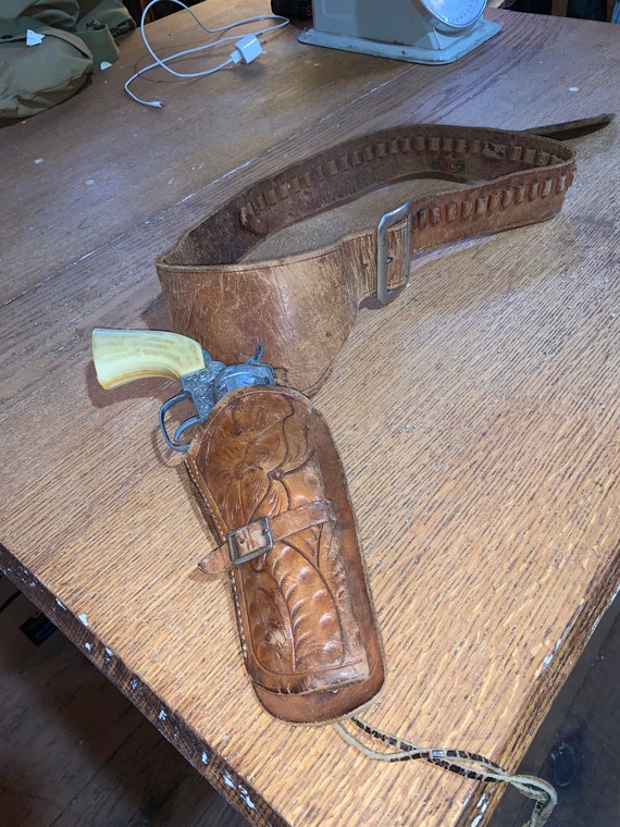 Vintage Leather Gun Belt and Holster set, Approx 39 1… Gem