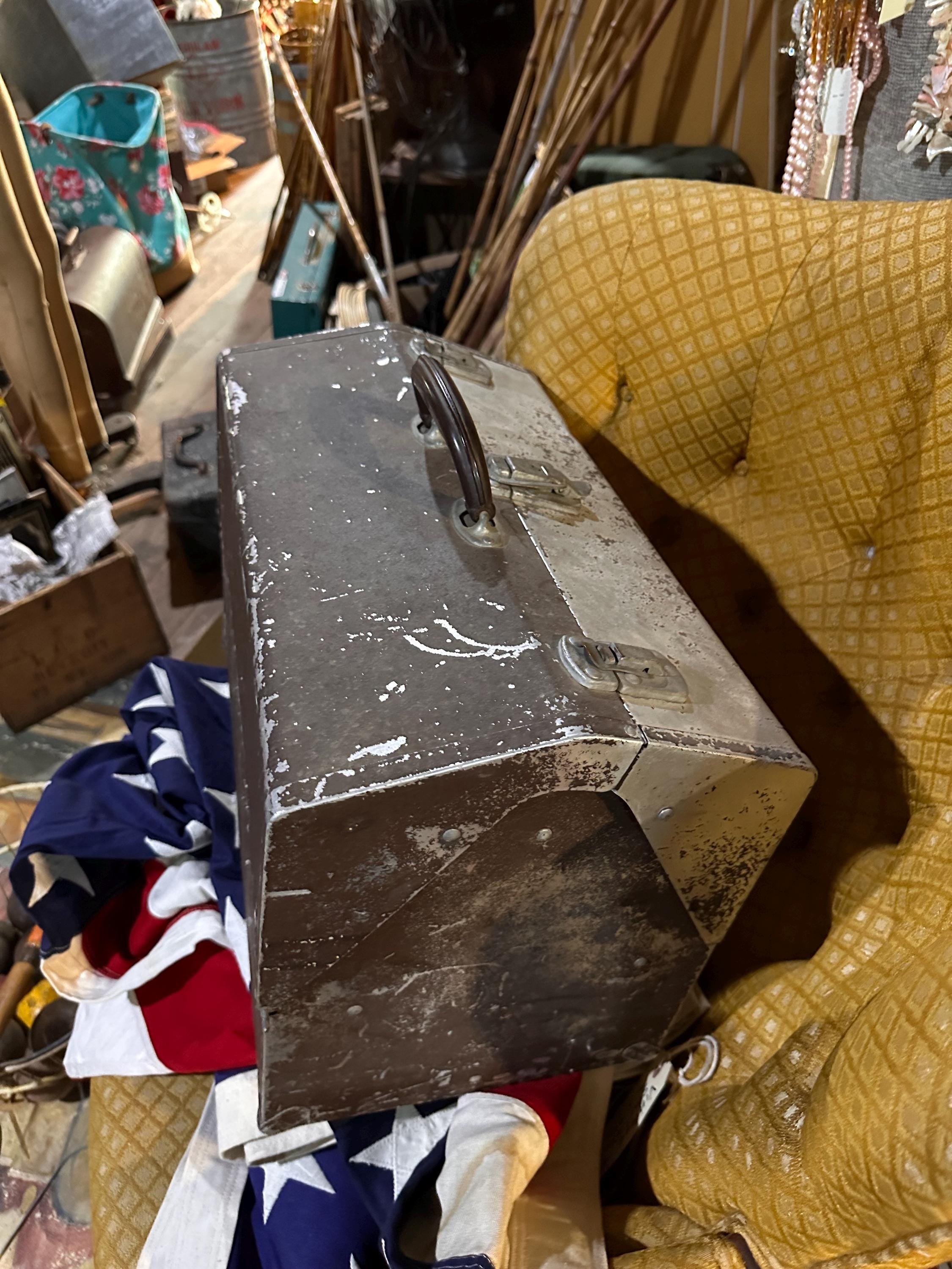 Ancienne Boîte à Outils Ou De Pêche En Métal à Plateau Unique Vert