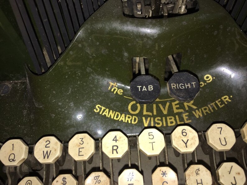Antique Typewriter ~ Oliver No 9 ~ Bat Wing Keys **** Brilliant Typewriter **** With Original Metal and Wood Case