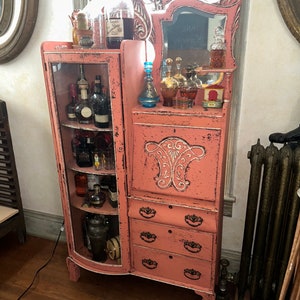 Estantería victoriana antigua/estante de pie para chucherías, con espejo biselado y vidrio curvado resistente, necesitará una cotización de envío