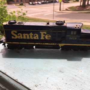 Santa Fe HO Scale Train Engine