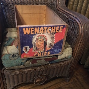 Wenatchee Chief Wenoka Apples Crate/Box, Wenatchee Wenoka Growers Ass&#39;n, Washington, USA