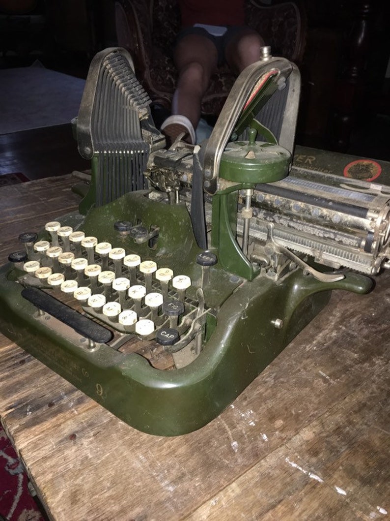 Antique Typewriter ~ Oliver No 9 ~ Bat Wing Keys **** Brilliant Typewriter **** With Original Metal and Wood Case
