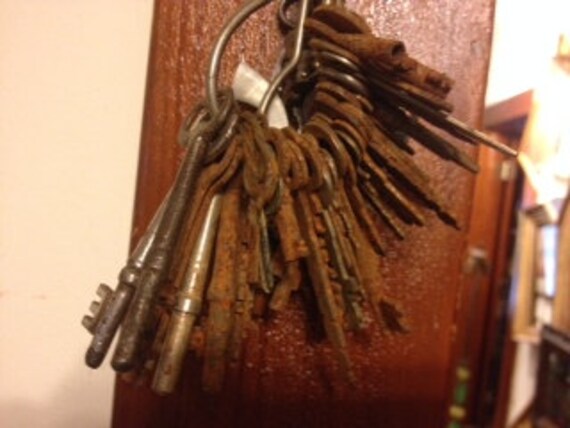 Set of 10 Antique Rusty Keys, Various Types/Style… - image 4