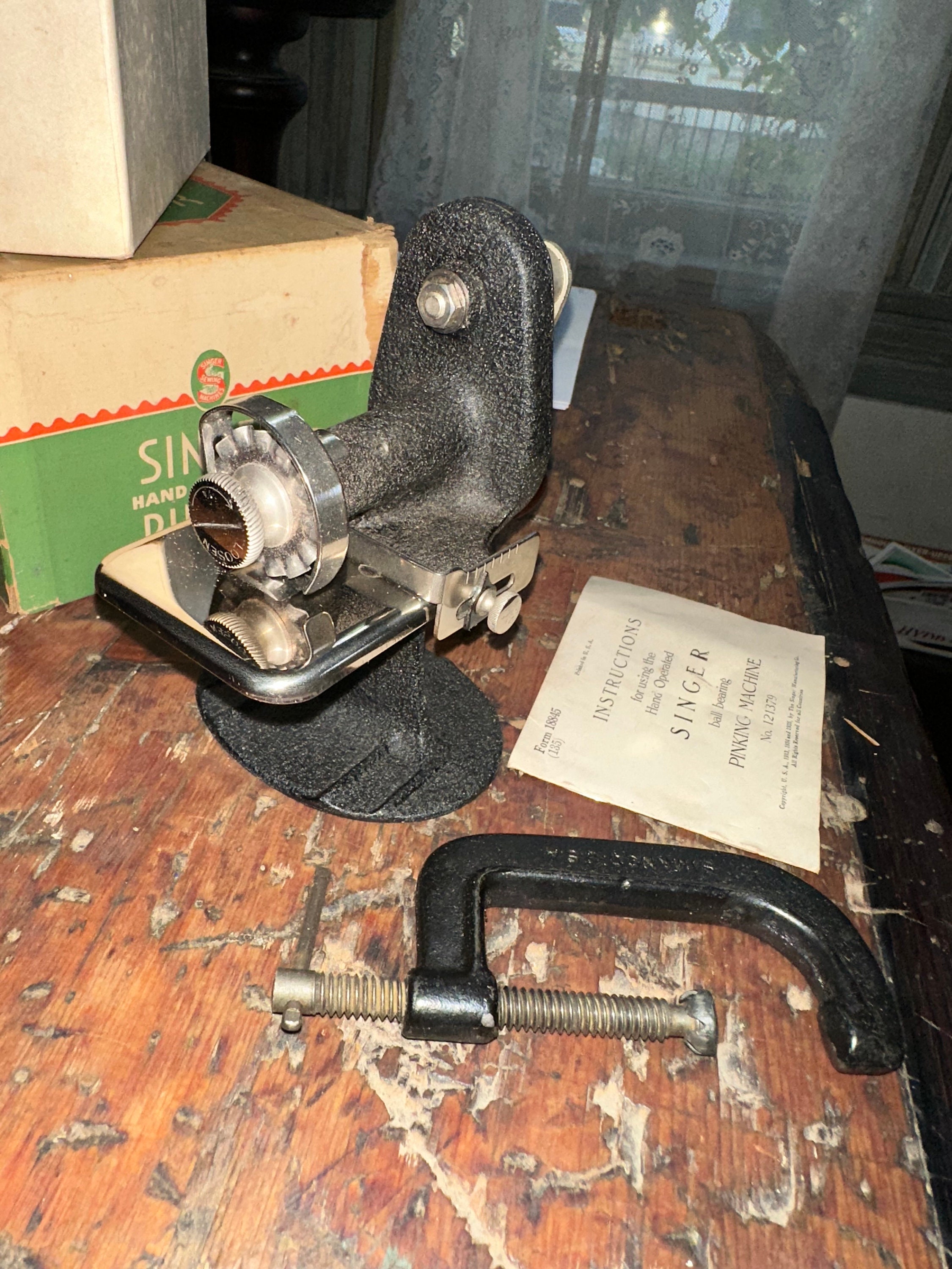 Vintage Singer Ball Bearing Hand Operated Pinker 121379 W/manual