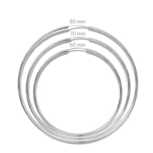 Op de afbeelding: Drie zilveren creolen in verschillende maten: 60 mm, 70 mm en 80 mm.