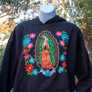 Sudadera con capucha negra con bordado de la Virgen de Guadalupe
