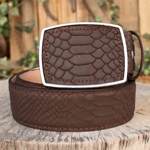 Cinturón vaquero para hombre con hebilla de piel sintética marrón pitón y estampado de serpiente.