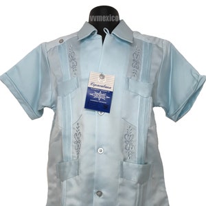 Camicia azzurra con bottoni a manica corta per battesimo messicano, con ricamo GUAYABERA per bambini