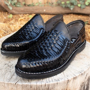 Sandalias negras sin cordones HUARACHE de piel para hombre con suela de goma con estampado de neumáticos