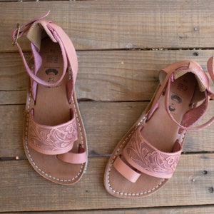 WOMENS OPEN TOE loop Pink leather floral stamped huaraches sandals