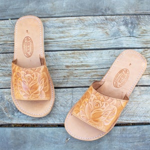 DAM BREDA SANDALER MED ROSSTÄNGD OCH LOCKET I läder, öppen tå, huarache-modell