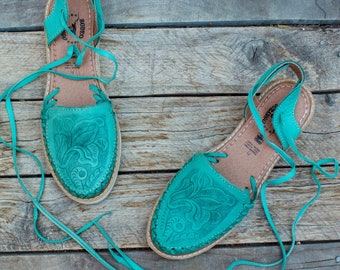 Sandalias mexicanas huarache con cordones, punta cerrada y estampado de flores de cuero verde menta para mujer
