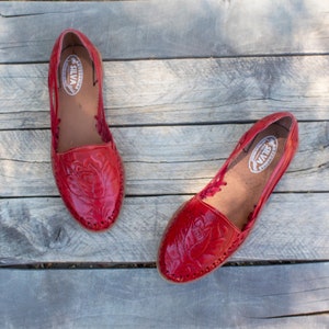 WOMENS MEXICAN SANDALS red leather rose stamped shoe huarache