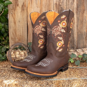 WOMENS Cowgirl WIDE CALF cowboy square toe leather floral embroidered boots