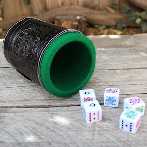Traditionell mexikansk POKER DICE CUP-spel i lädergraverad aztekisk tryckkupa