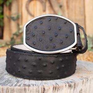 Męski czarny pasek kowbojski z imitacji skóry strusia w stylu western z pasującą klamrą Avestruz grabado