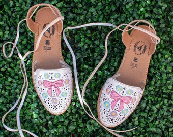 Sandalias mexicanas huarache con cordones y lazo rosa bordado de cuero para mujer