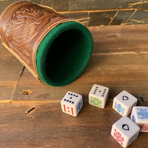 Traditionelle mexikanische POKER DICE CUP Spielleder graviert Azteken-Druck Cubicite